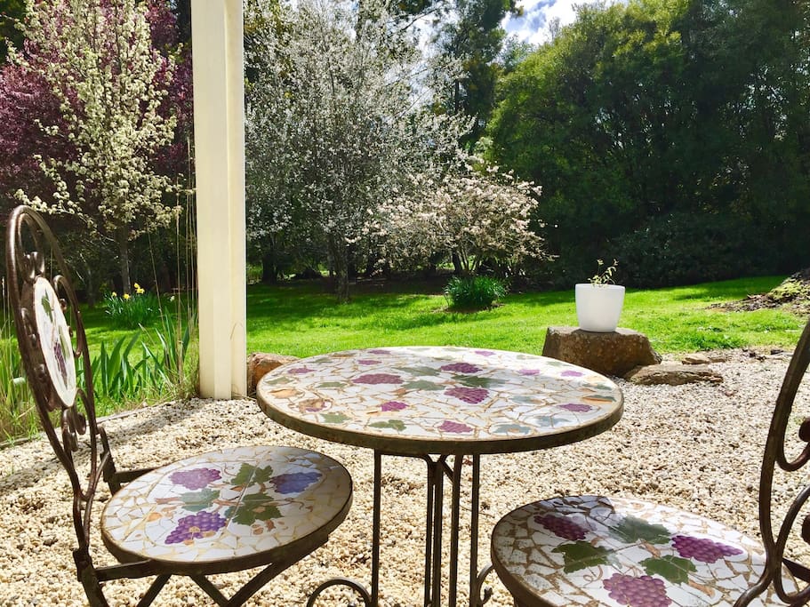 koovelly chalet:gardens,bush, cafes