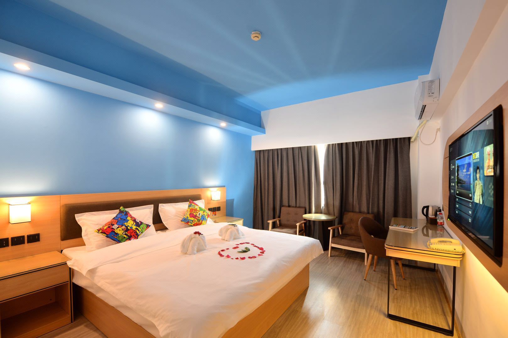 骏怡轻居酒店(海口龙华区解放西路骑楼老街店) Junyi Qingju Hotel (Qilou Old Street, Jiefang West Road)