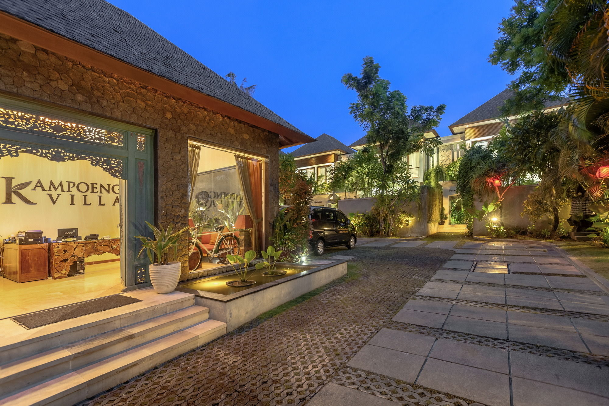 卡玛彭别墅酒店 Kampoeng Villa